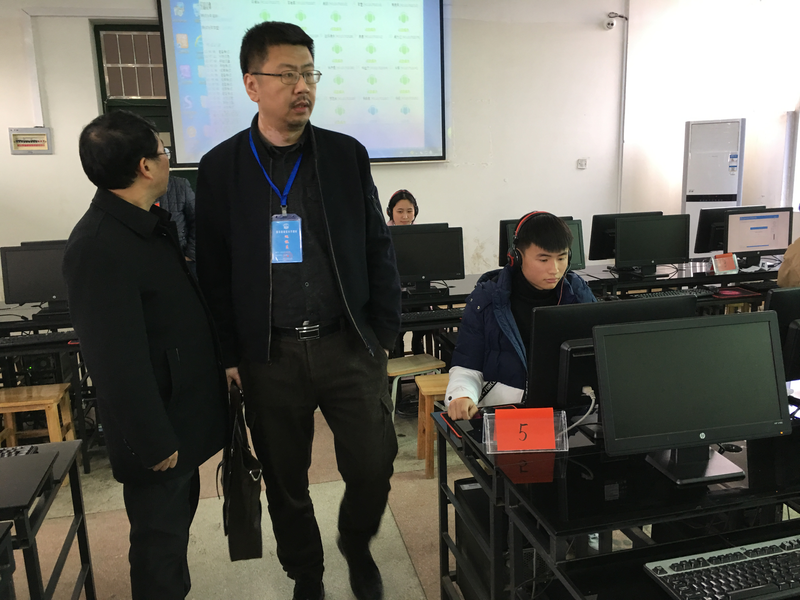 图四、省语言文字培训中心白昕副书记在巡查测试现场.png