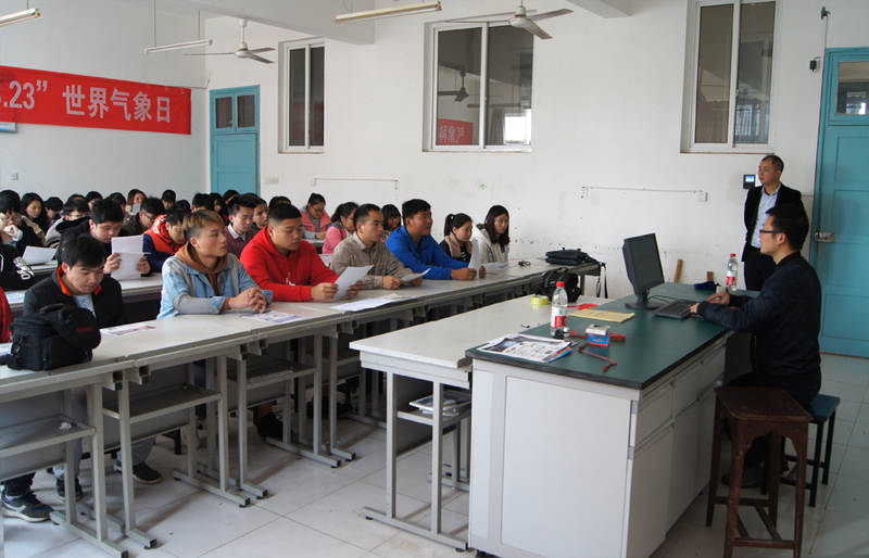 1522141428489016184.jpg 3月22日,怀化市气象局组织开展气象科普讲座进校园活动(摄影:雷波).jpg