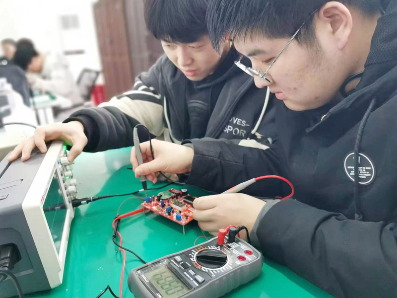 1676729166654099544.jpg 3、焊接组同学在进行电气线路装调和故障分析.jpg